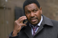 Chicago P.D. - Season 5 - Mykelti Williamson as Lieutenant Denny Woods on cell phone