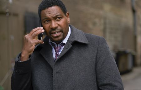 Chicago P.D. - Season 5 - Mykelti Williamson as Lieutenant Denny Woods on cell phone