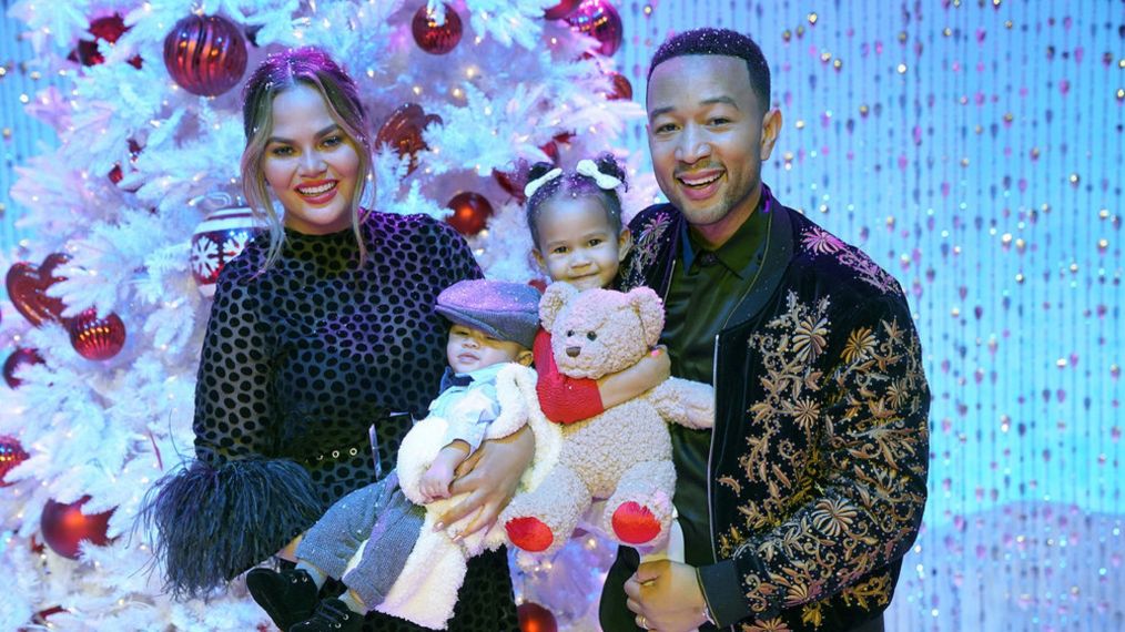 A Legendary Christmas with John & Chrissy - Season 2018 - Chrissy Teigen, Miles, Luna, John Legend