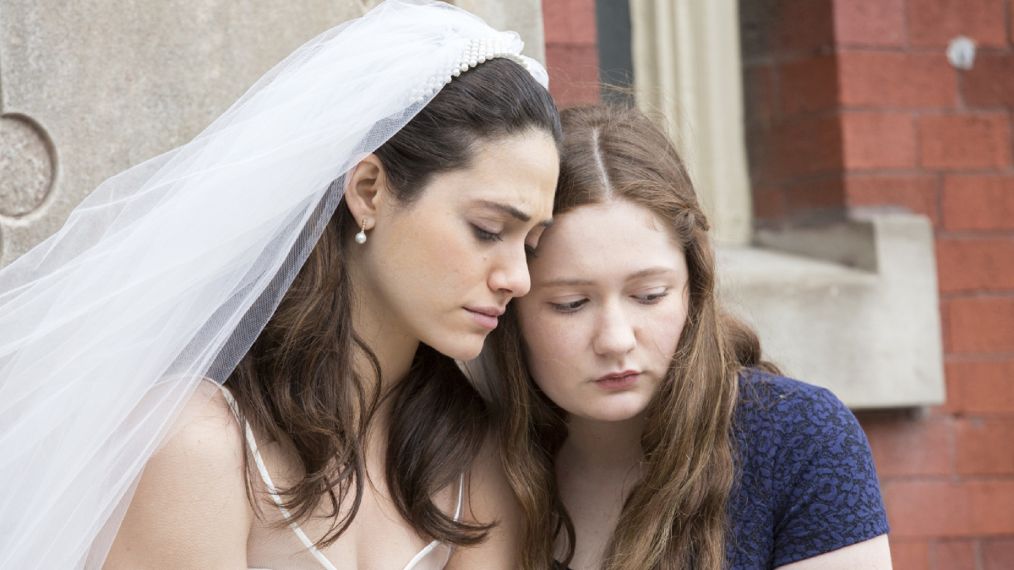 Emmy Rossum as Fiona Gallagher and Emma Kenney as Debbie Gallagher in Shameless - season 6, episode 1