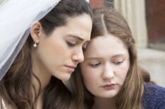 Emmy Rossum as Fiona Gallagher and Emma Kenney as Debbie Gallagher in Shameless - season 6, episode 1