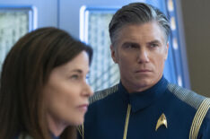 Jayne Brook as Admiral Cornwell and Anson Mount as Captain Pike of Star Trek: Discovery - 'Project Daedalus'