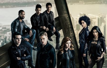 Alberto Rosende, Isaiah Mustafa, Dominic Sherwood, Harry Shum Jr., Matthew Daddario, Katherine McNamara, Alisha Wainwright, Emeraude Toubia in Shadowhunters