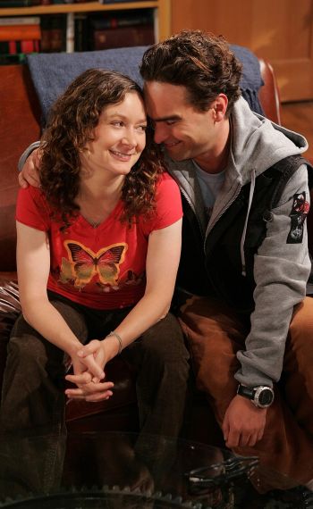 Behind the scenes photo of Sara Gilbert and Johnny Galecki in The Big Bang Theory