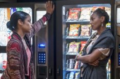 Susan Kelechi Watson as Beth, Melanie Liburd as Zoe in This Is Us - Season 3