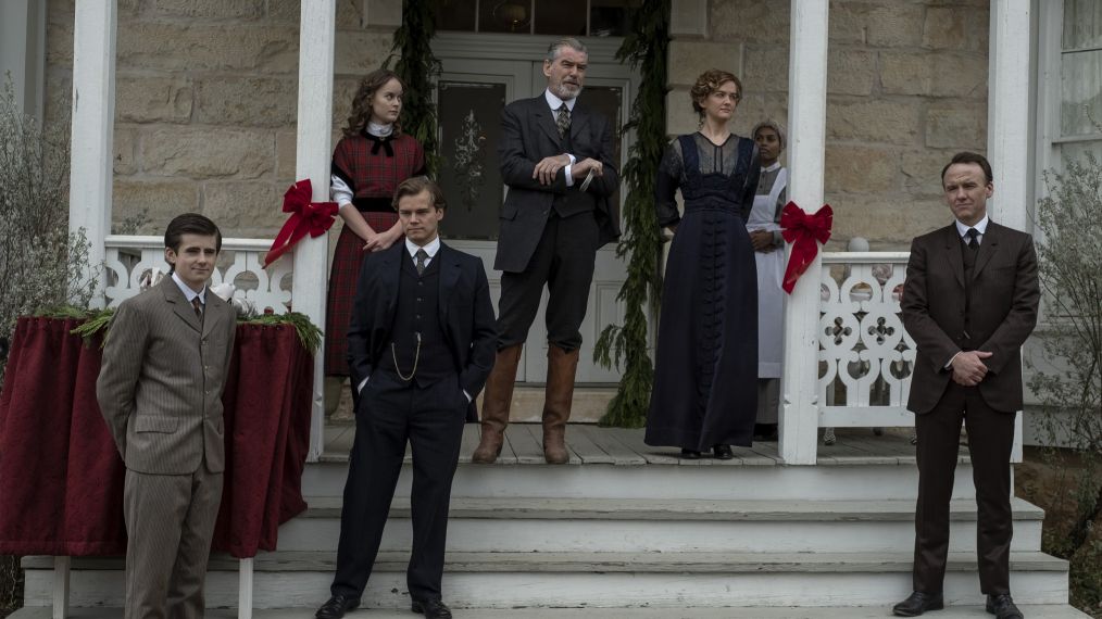 Caleb Burgess as Jonas McCullough, Shane Graham as Charles McCullough, Sydney Lucas as Jeannie McCullough, Pierce Brosnan as Eli McCullough, Jess Weixler as Sally McCullough, David Wilson Barnes as Phineas McCullough in The Son - Season 2, Episode 2