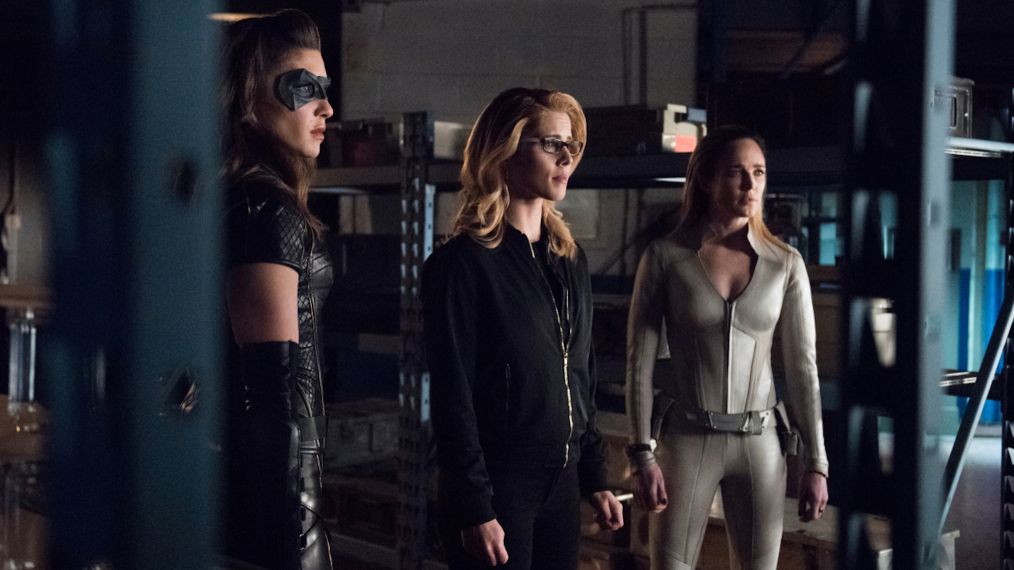 See Caity Lotz Return To Arrow As Sara Tries To Help Laurel Photos