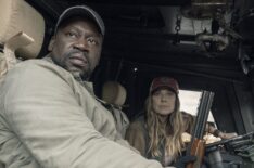 Daryl Mitchell as Wendell, Mo Collins as Sarah - Fear the Walking Dead - Season 5, Episode 4