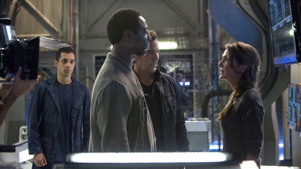 Isaiah Washington as Chancellor Jaha, Henry Ian Cusick as Kane, and Paige Turco as Abby in The 100 - 'Earth Skills'