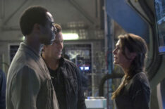 Isaiah Washington as Chancellor Jaha, Henry Ian Cusick as Kane, and Paige Turco as Abby in The 100 - 'Earth Skills'