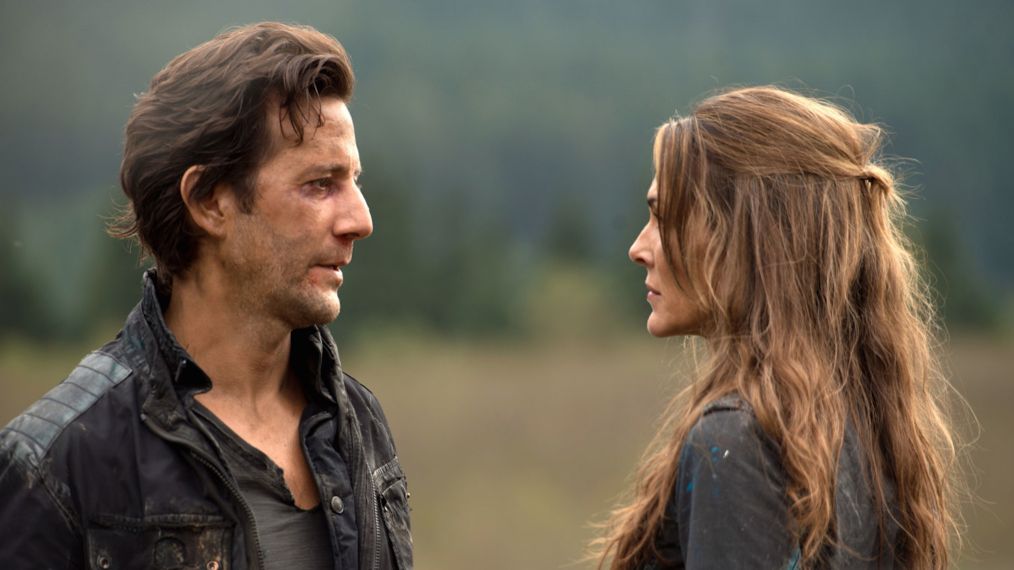 Marcus Kane (Henry Ian Cusick) and Abby Griffin (Paige Turco) in The 100 - Spacewalker