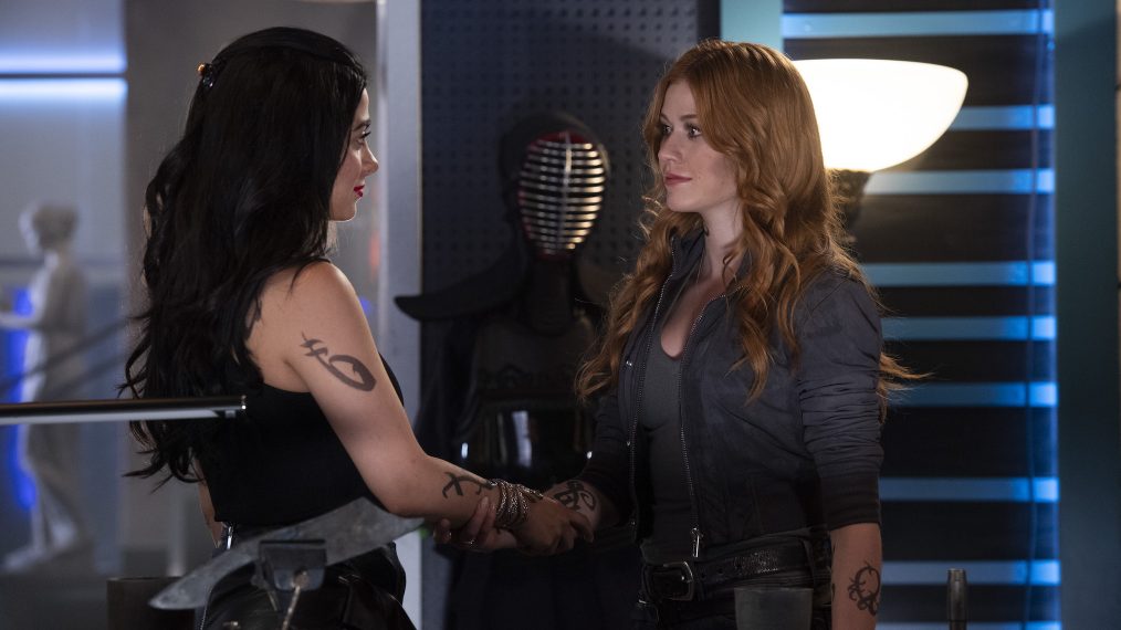 Shadowhunters - Izzy (Emeraude Toubia) and Clary (Katherine McNamara)