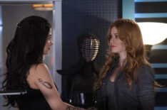 Shadowhunters - Izzy (Emeraude Toubia) and Clary (Katherine McNamara)