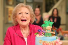 Betty White celebrates her 93rd birthday on the set of Hot in Cleveland