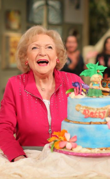 Betty White celebrates her 93rd birthday on the set of Hot in Cleveland