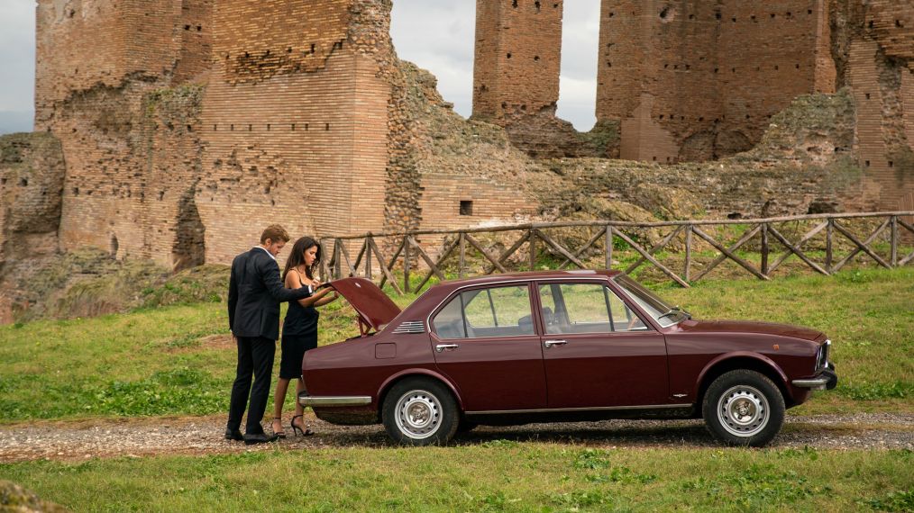 Matt Barr as Danny McNamara and Sofia Pernas as Lexi Vaziri look in the trunk in Blood & Treasure