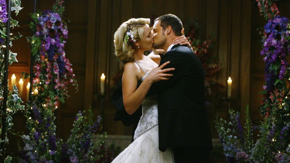 Katherine Heigl as Izzie Stevens and Justin Chambers as Alex Karev kissing at wedding in Grey's Anatomy