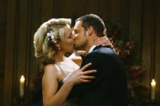 Katherine Heigl as Izzie Stevens and Justin Chambers as Alex Karev kissing at wedding in Grey's Anatomy