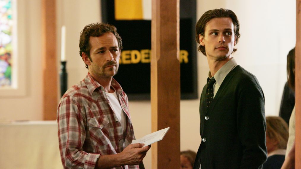 Criminal Minds - Reid (Matthew Gray Gubler) tries to talk with cult leader Benjamin Cyrus (Luke Perry)