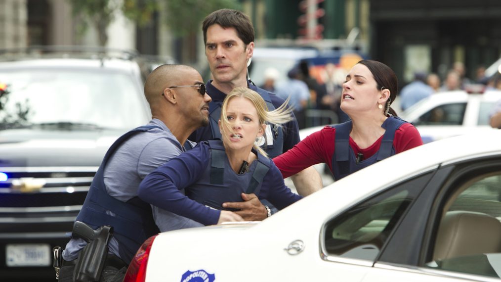 Shemar Moore as Morgan, Thomas Gibson as Hotch, Paget Brewster as Prentiss, and A.J. Cook JJ in Criminal Minds - Hit