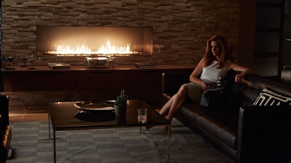 Sarah Rafferty as Donna Paulsen in Suits - 'Blowback' - Season 5, Episode 11