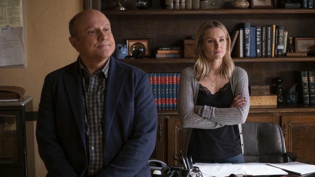 Enrico Colantoni as Keith Mars and Kristen Bell as Veronica Mars in Veronica Mars - 'Gods of War'