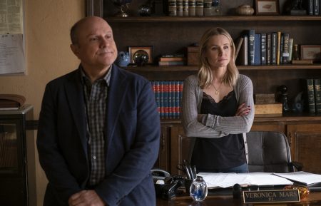 Enrico Colantoni as Logan Echolls and Kristen Bell as Veronica Mars in Veronica Mars - 'Gods of War'