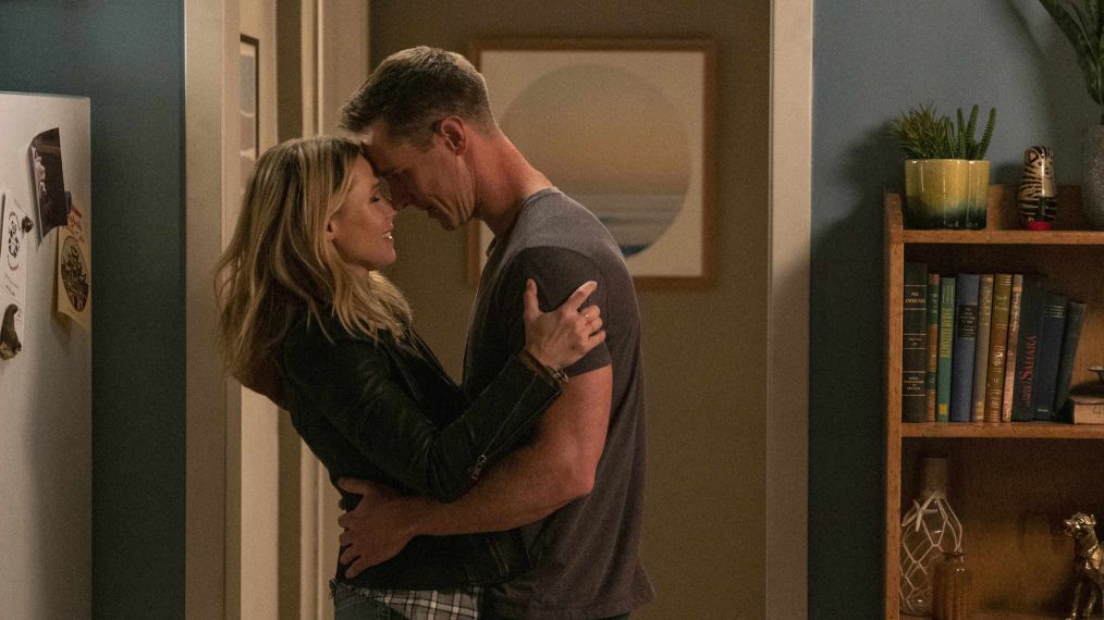 Kristen Bell as Veronica Mars and Jason Dohring as Logan Echolls in Veronica Mars - 'Gods of War'