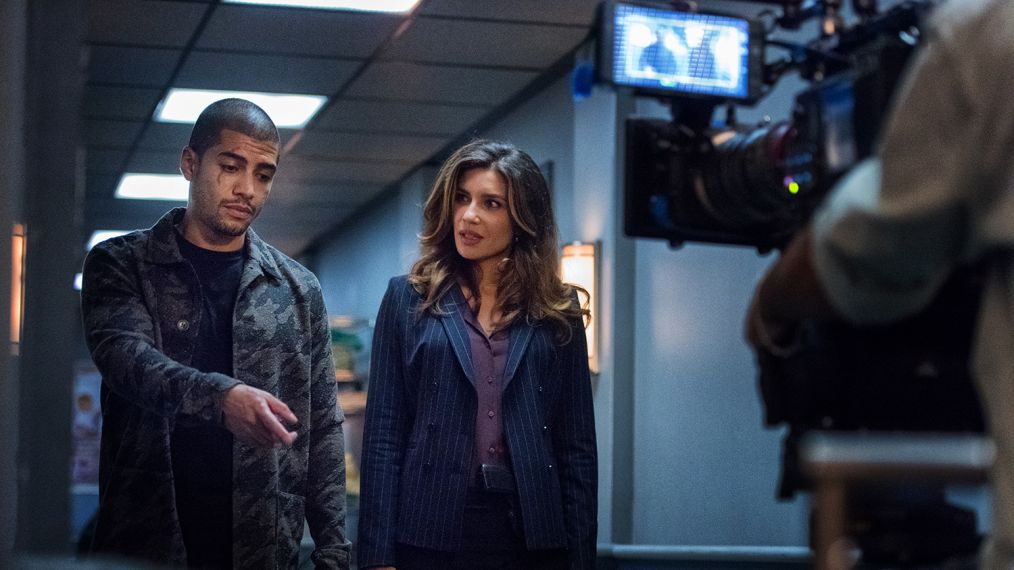 Rick Gonzalez and Juliana Harkavy behind the scenes of Arrow - 'Level Two'