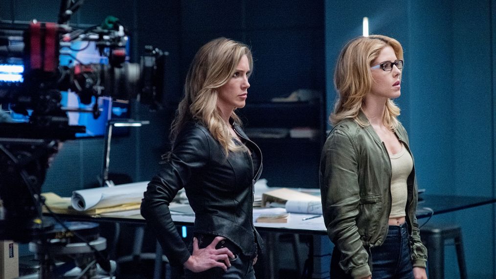 Katie Cassidy and Emily Bett Rickards behind the scenes of Arrow - 'Due Process'