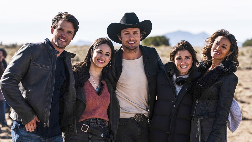 Roswell, New Mexico - 'Songs About Texas' - Behind the scenes with Nathan Dean Parsons, Jeanine Mason, Michael Vlamis, Shiri Appleby and Heather Hemmens