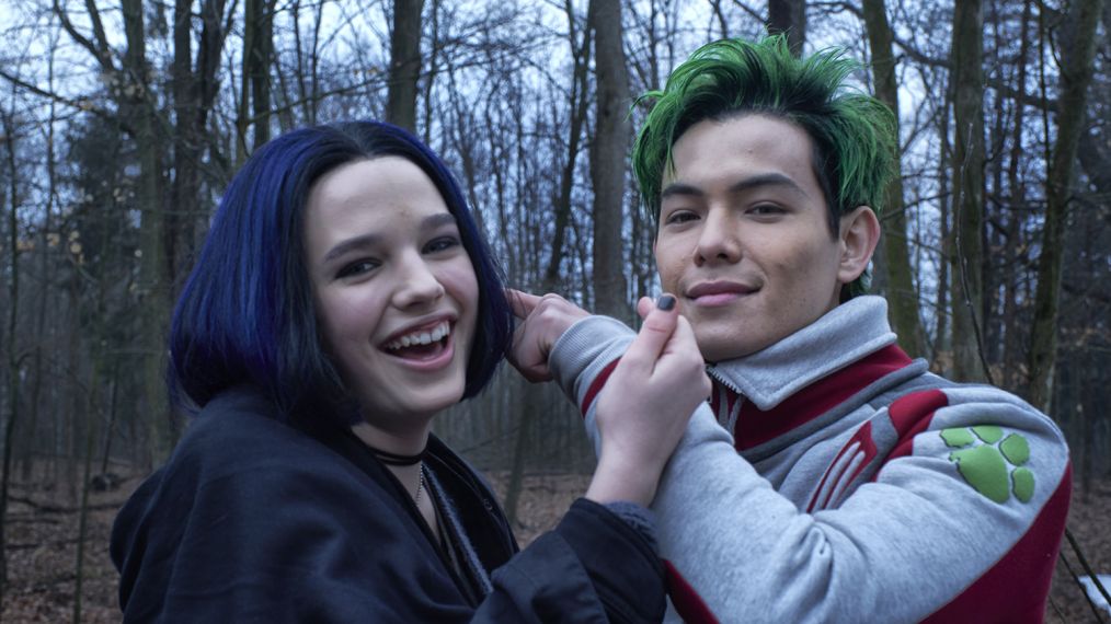 Teagan Croft and Ryan Potter of Titans behind the scenes