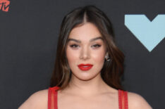 Hailee Steinfeld attends the 2019 MTV Video Music Awards