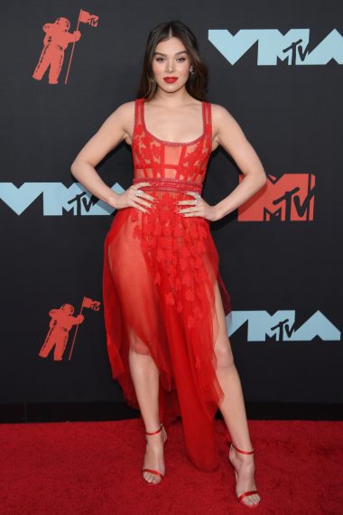 Hailee Steinfeld attends the 2019 MTV Video Music Awards