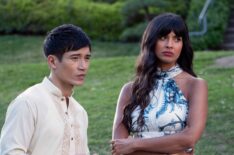 Manny Jacinto as Jason, Jameela Jamil as Tahani in The Good Place - Season 4