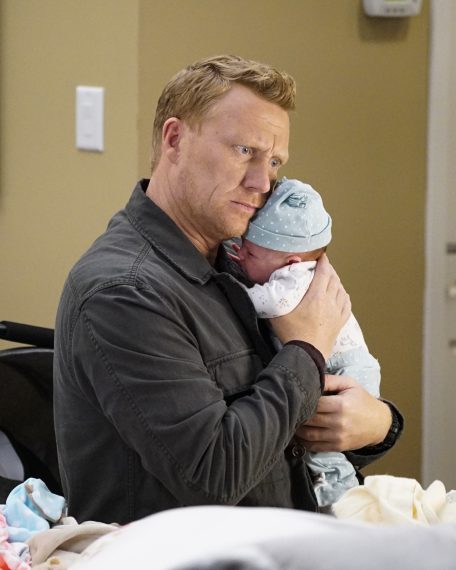 Kevin McKidd holding a baby in Grey's Anatomy