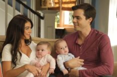 Sarah Hyland, Reid Ewing with babies on Modern Family - 'New Kids on the Block'