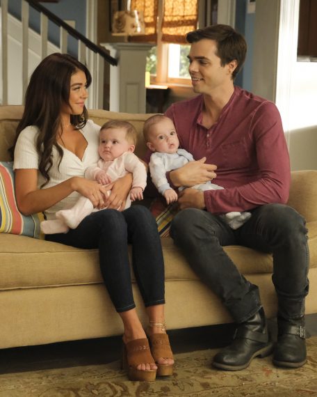 Sarah Hyland, Reid Ewing with babies on Modern Family - 'New Kids on the Block'