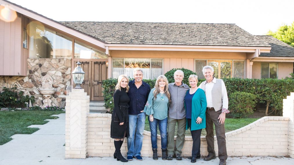 Brady Bunch cast: (left to right) Maureen McCormack / Marsha Brady, Christopher Knight / Peter Brady, Susan Olsen / Cindy Brady, Mike Lookinland / Bobby Brady, Eve Plumb / Jan Brady & Barry Williams / Greg Brady in front of the original Brady home in Studio City, CA, as seen on A Very Brady Renovation.