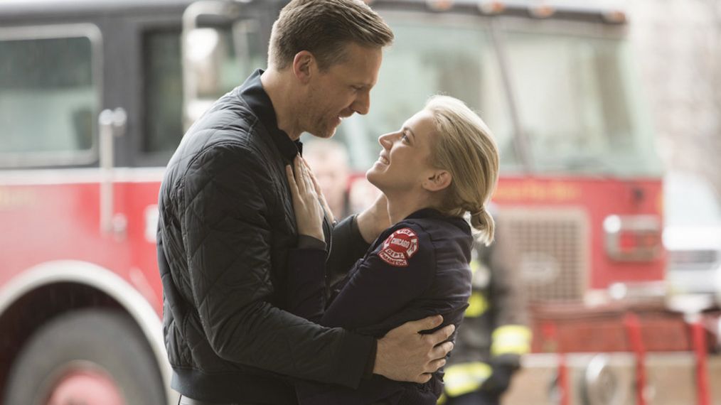 Teddy Sears as Kyle Sheffield, Kara Killmer as Sylvie Brett in Chicago Fire - Season 7 - 'I'm Not Leaving You'