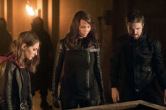 Arrow - Willa Holland as Thea Queen, Lexa Doig as Talia Al Ghul, and Stephen Amell as Oliver Queen/Green Arrow - 'Leap of Faith'