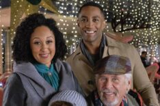 A Christmas Miracle - Gabriel Jacob-Cross, Tamera Mowry-Housley, Brooks Darnell, Barry Bostwick