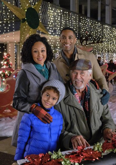 A Christmas Miracle - Gabriel Jacob-Cross, Tamera Mowry-Housley, Brooks Darnell, Barry Bostwick