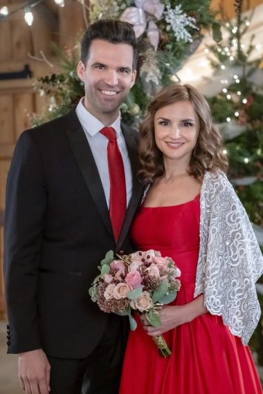 A Blue Ridge Mountain Christmas - Benjamin Ayres, Rachael Leigh Cook