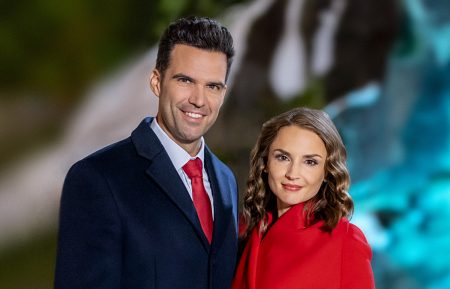 Benjamin Ayres and Rachael Leigh Cook in A Blue Ridge Mountain Christmas