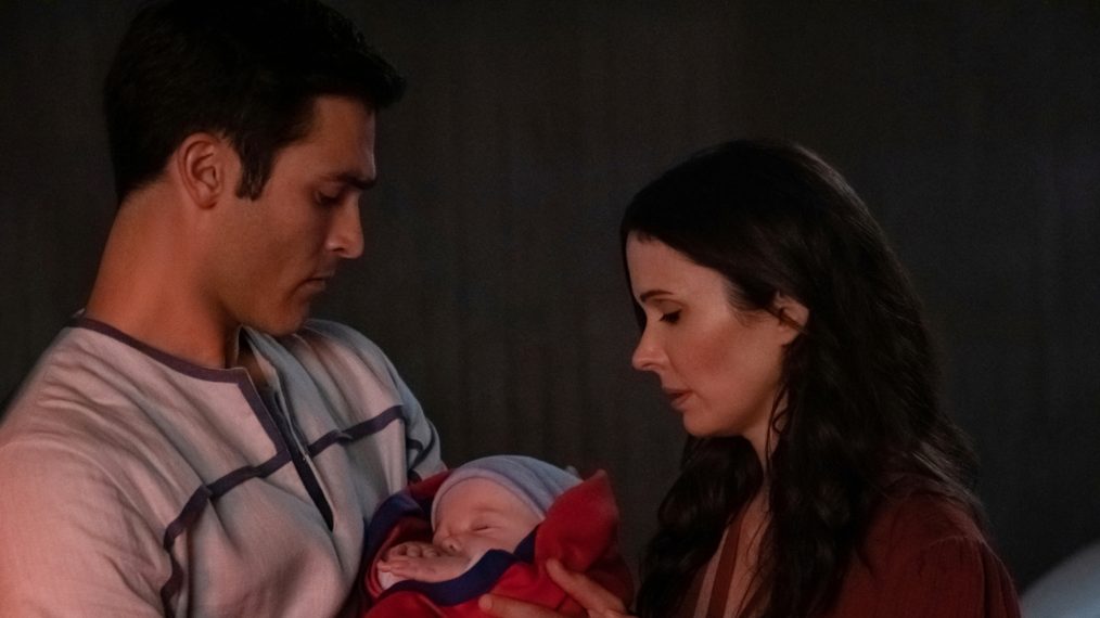 Tyler Hoechlin as Clark Kent/Superman and Elizabeth Tulloch as Lois Lane with baby in Crisis on Infinite Earths: Part One