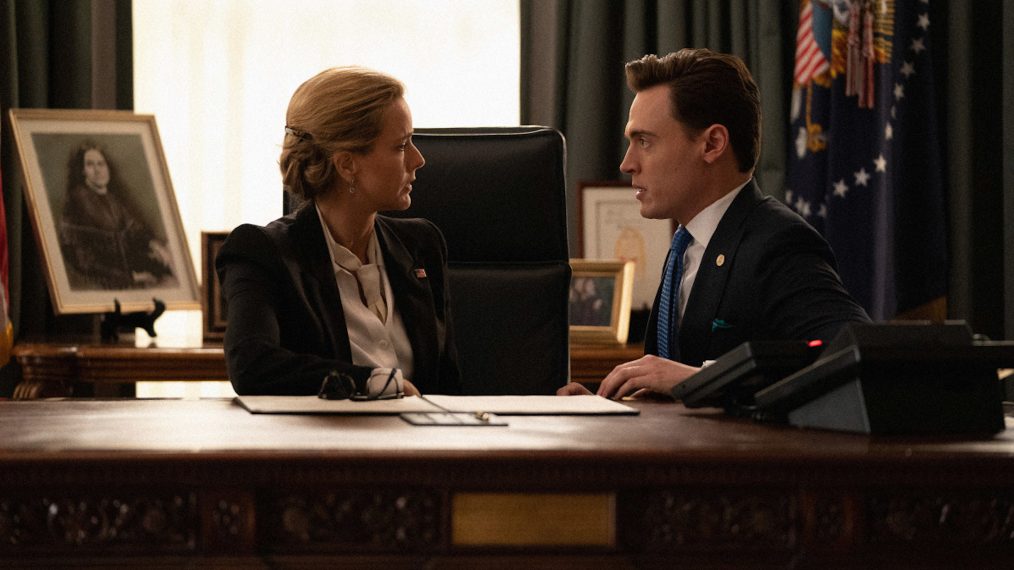 Tea Leoni as Elizabeth McCord and Erich Bergen as Blake Moran in Madam Secretary - 'Leaving The Station'