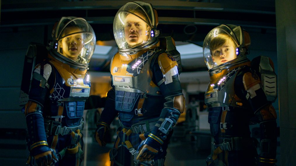 Taylor Russell, Toby Stephens, Maxwell Jenkins in Lost In Space
