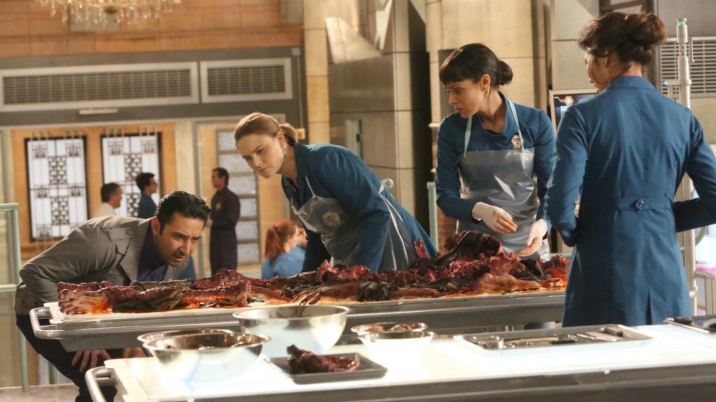 Bones - Guest star Pej Vahdat, Emily Deschanel, Tamara Taylor and Michaela Conlin - 'The Cowboy in the Contest/The Doom in the Boom'