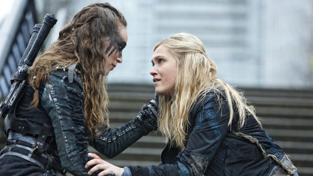 Alycia Debnam-Carey as Lexa and Eliza Taylor as Clarke in The 100 - 'Perverse Instantiation - Part Two'